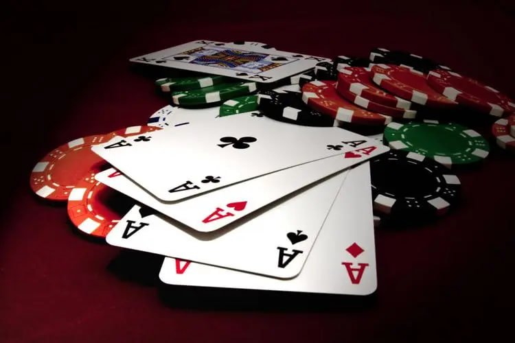 Capsa Banting live table on interwin apk showing five-card hands and hand ranking comparison